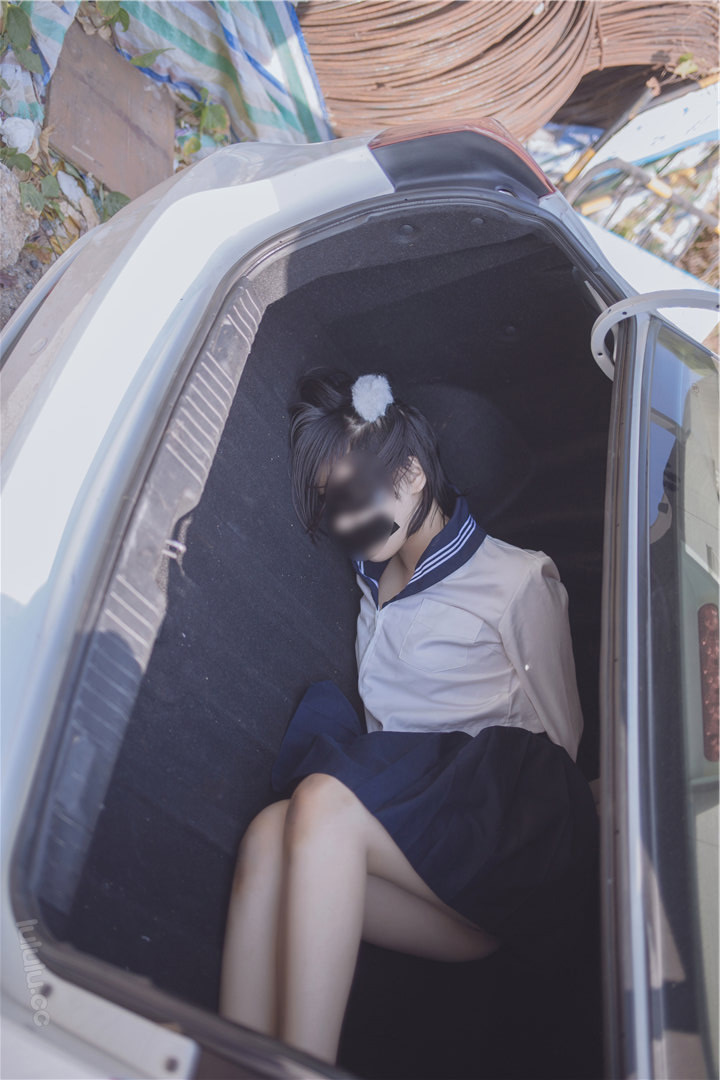 Internet celebrity beauty Youbao three years old-kidnapped JK plug into the trunk without holy light human body photo 2