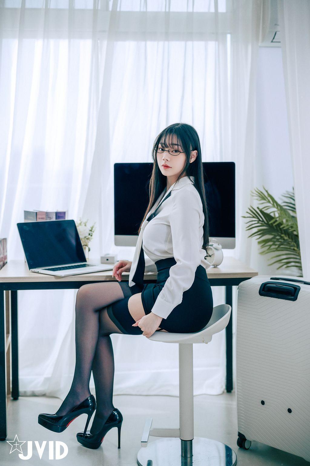 [JVID] 苡昕Slivia: 超巨乳女秘書 (159 photos)(1)