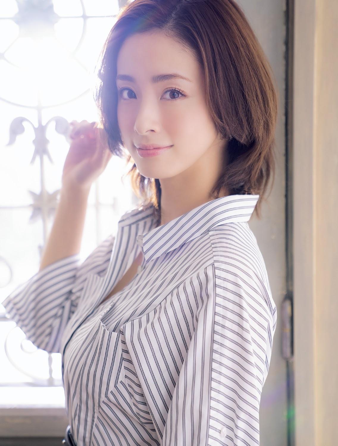 Aya Ueto 上戸彩, Shukan Bunshun 2020.05.07 (週刊文春 2020年5月7日号)(8)