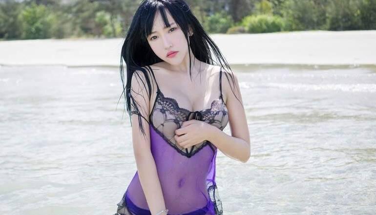 东方白皙美女杨上萱海南度假水中内衣艺术写真(17)