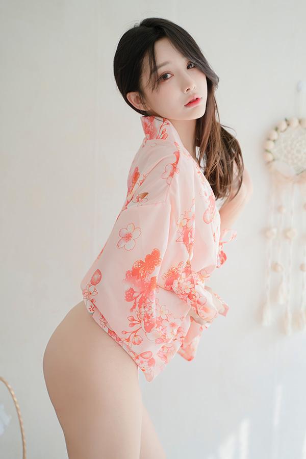 甜美女孩Yeonyu居家写真肌肤如牛奶般白嫩润滑(13)