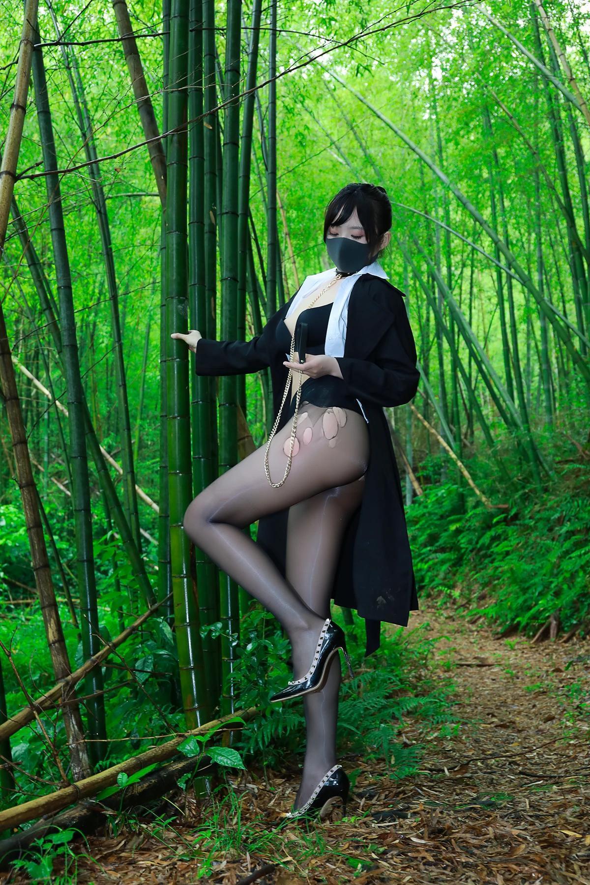 李佳LiJia – 黑百褶裙森林(37)