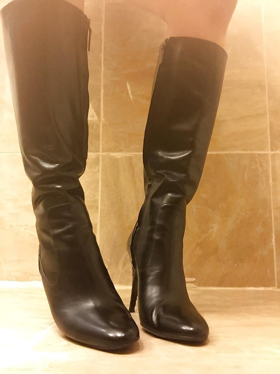 Black burberry rain boots-8057