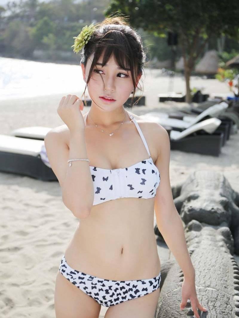 泳池美女比基尼泳衣套图(1)