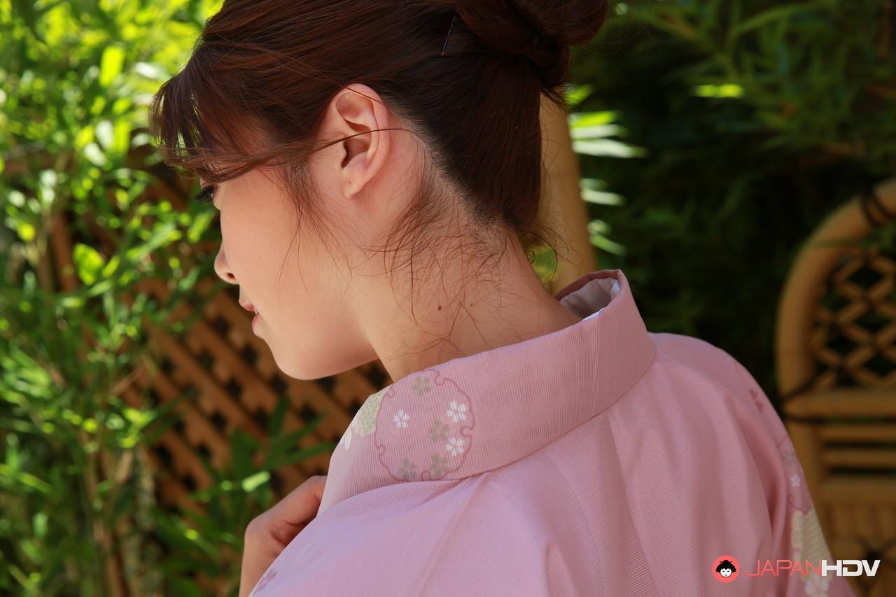 Japanese beauty Maki Hojo shows her bush while outdoors in the garden(12)