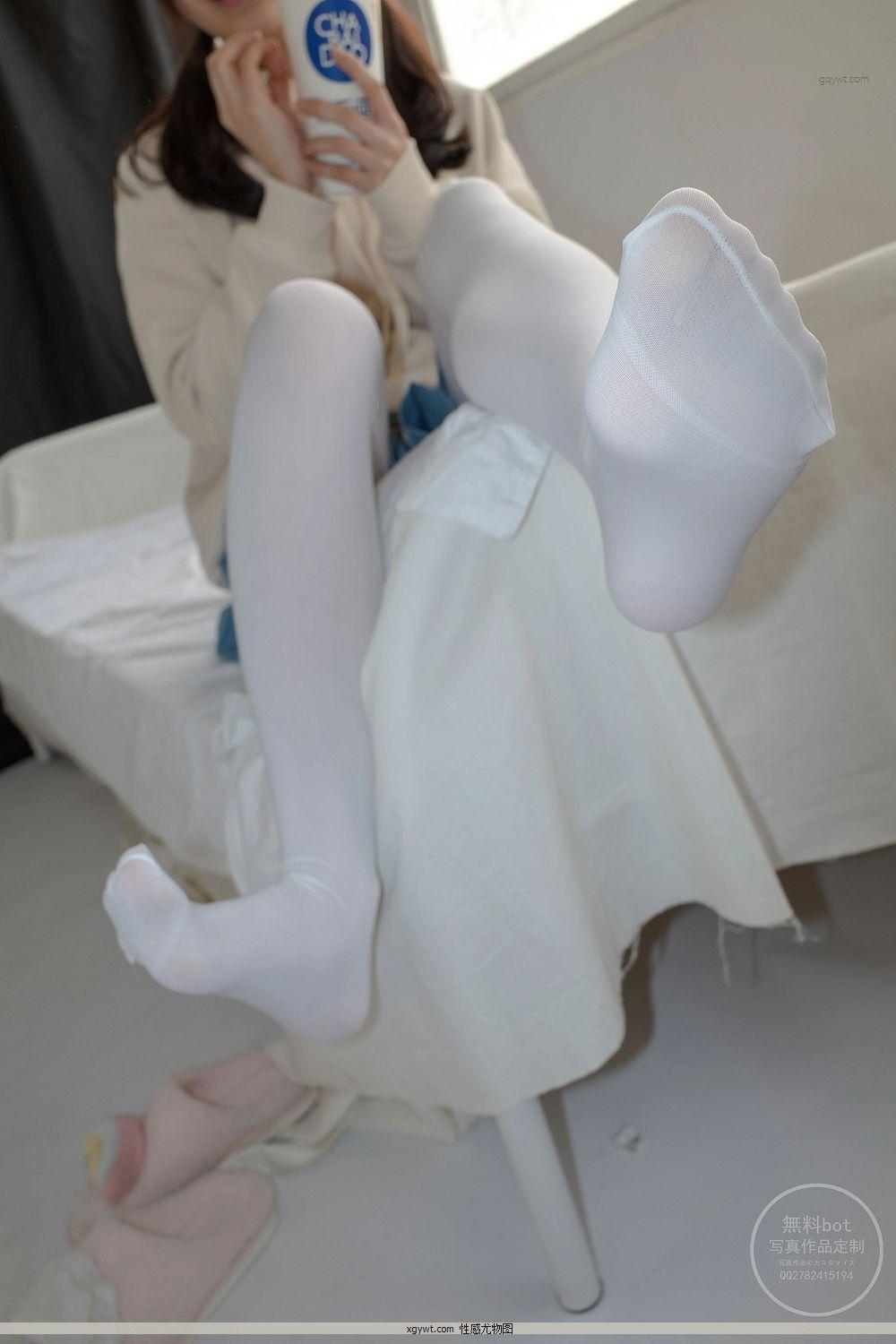 [森萝财团]有料NO.024 出镜 萝莉雪糕 米色卫衣与蓝色短裙加浅色美腿丝袜私房高清图(5)