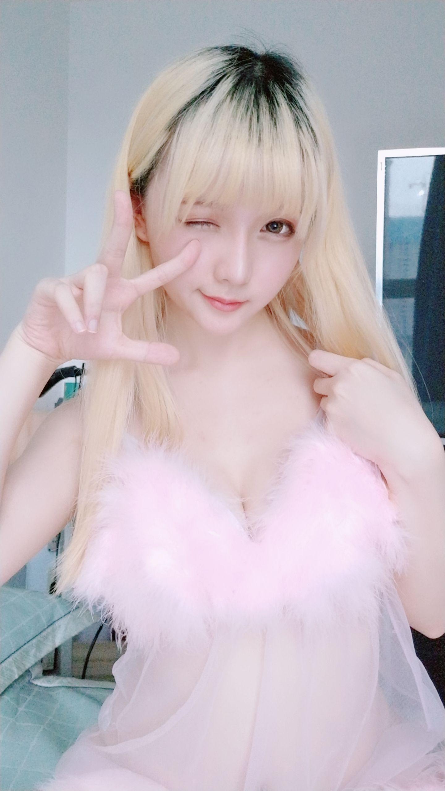 [网红Coser] 星之迟迟 《粉红睡衣》 写真集(62)