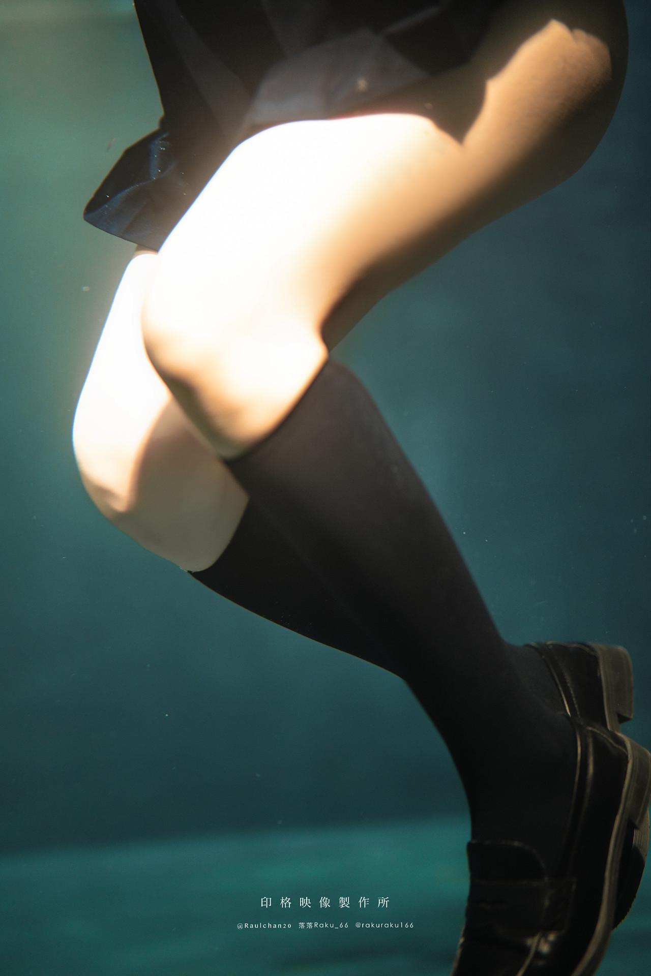 Cosplay 落落Raku – 水泳馆(37)