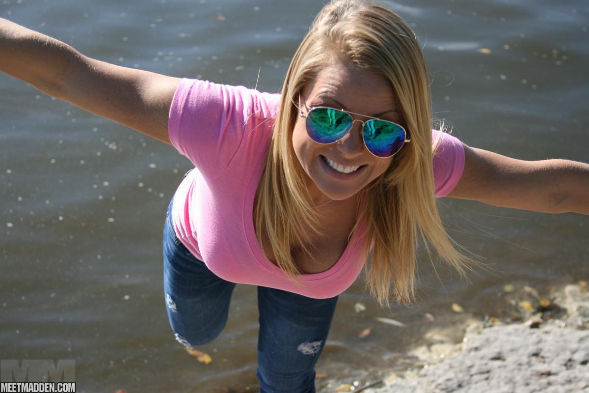 Blonde amateur exposes her lace underwear during waterside walk in blue jeans(6)