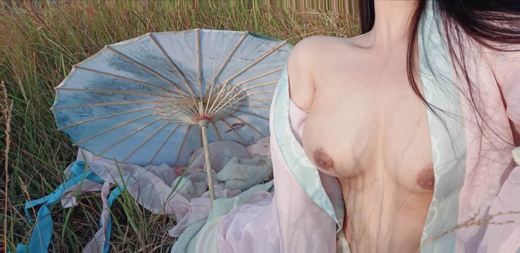 Mi Lu's Hanfu selfie picture package on Twitter, her breasts are white and big, and there is a 4-minute video