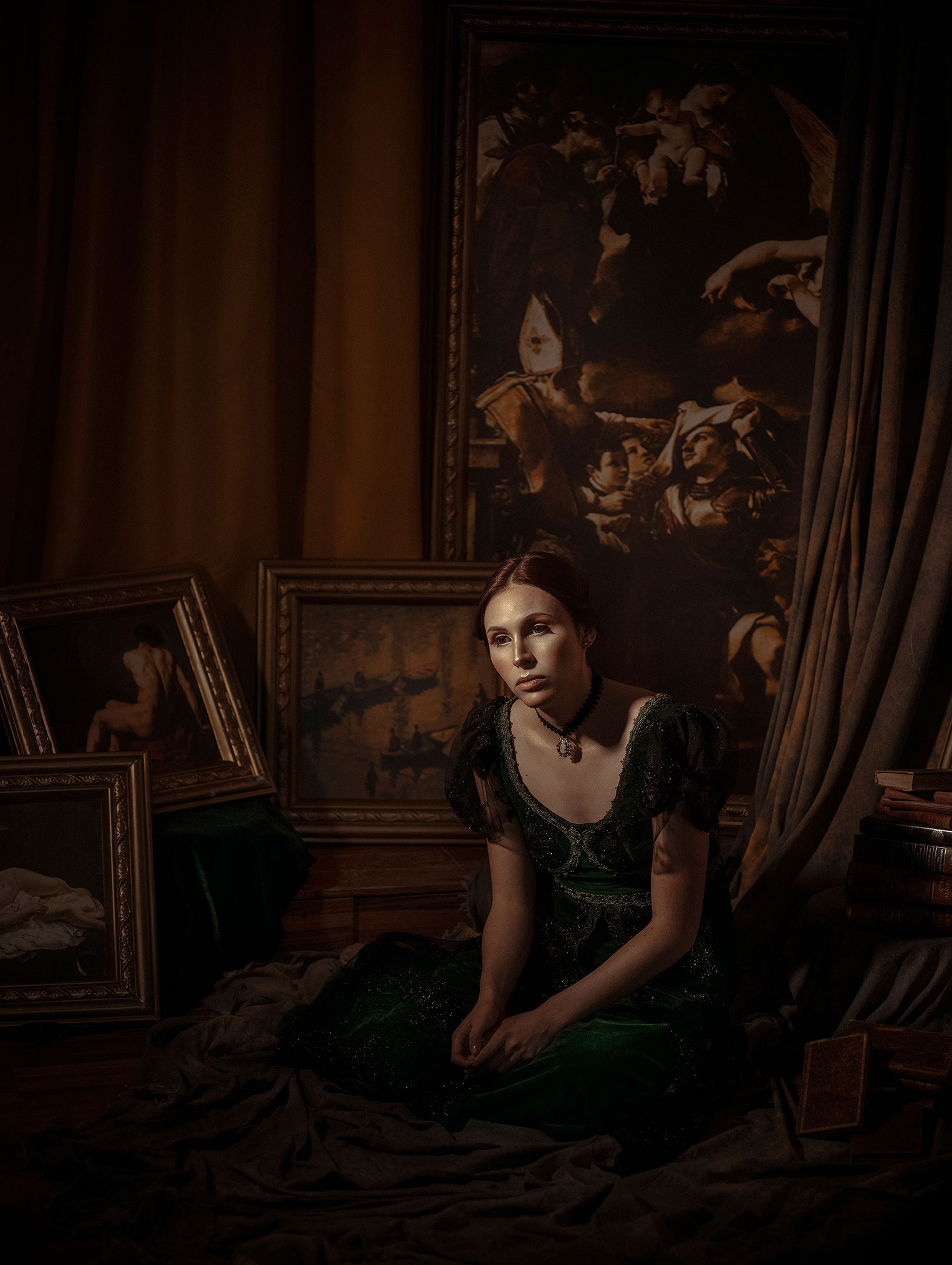 The Lady and the book / Renata Nieto by Rebeca Saray Ренато Нието в окружении книг и картин / фото 09