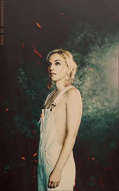 Emily Kinney 008FbLnE_o