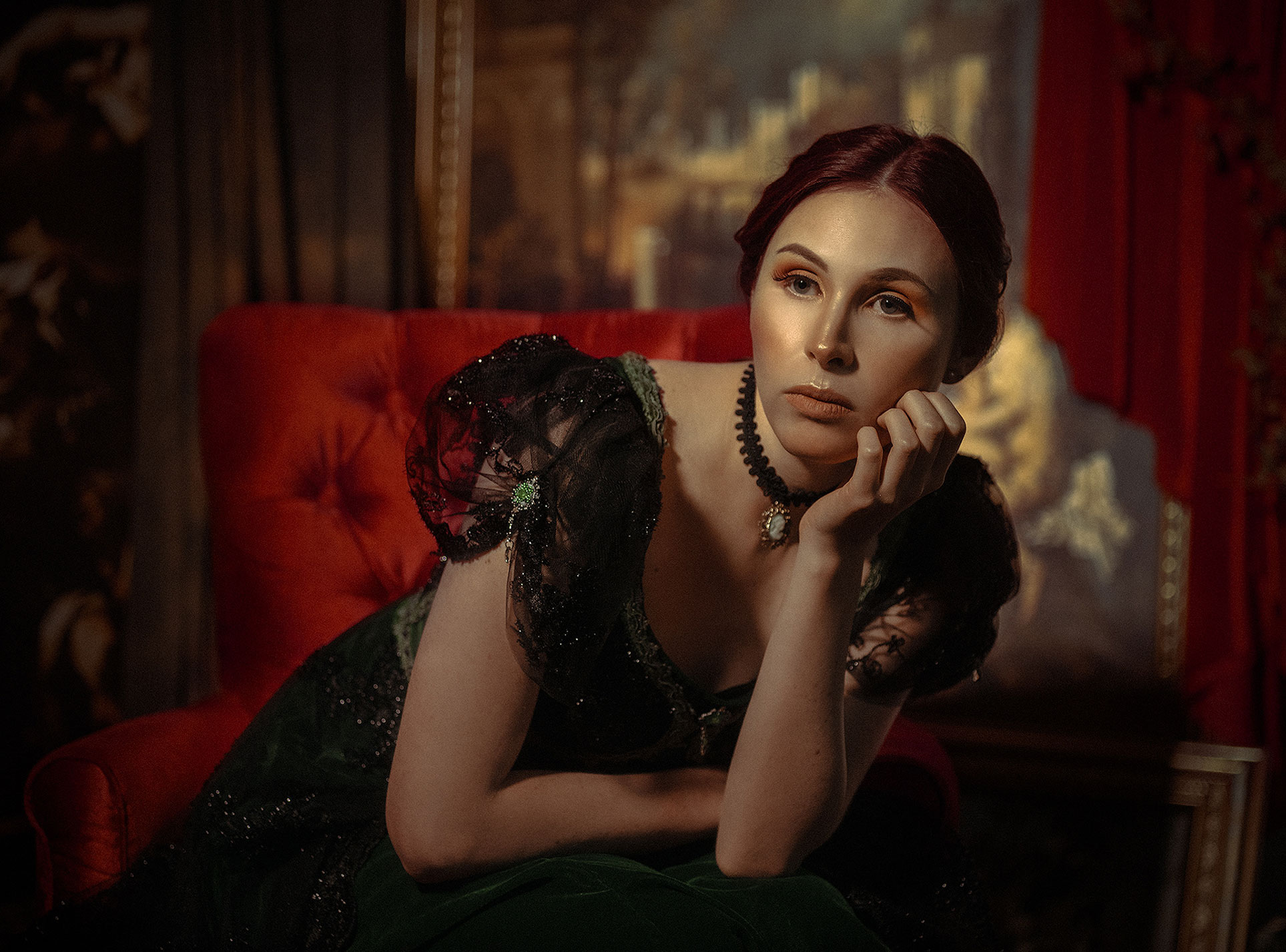 The Lady and the book / Renata Nieto by Rebeca Saray Ренато Нието в окружении книг и картин / фото 13