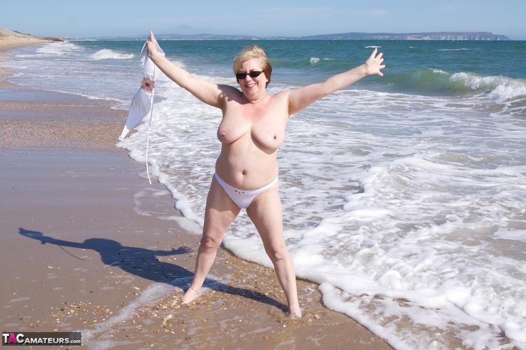 Mature amateur Speedy Bee gets naked in shades on a British beach(12)