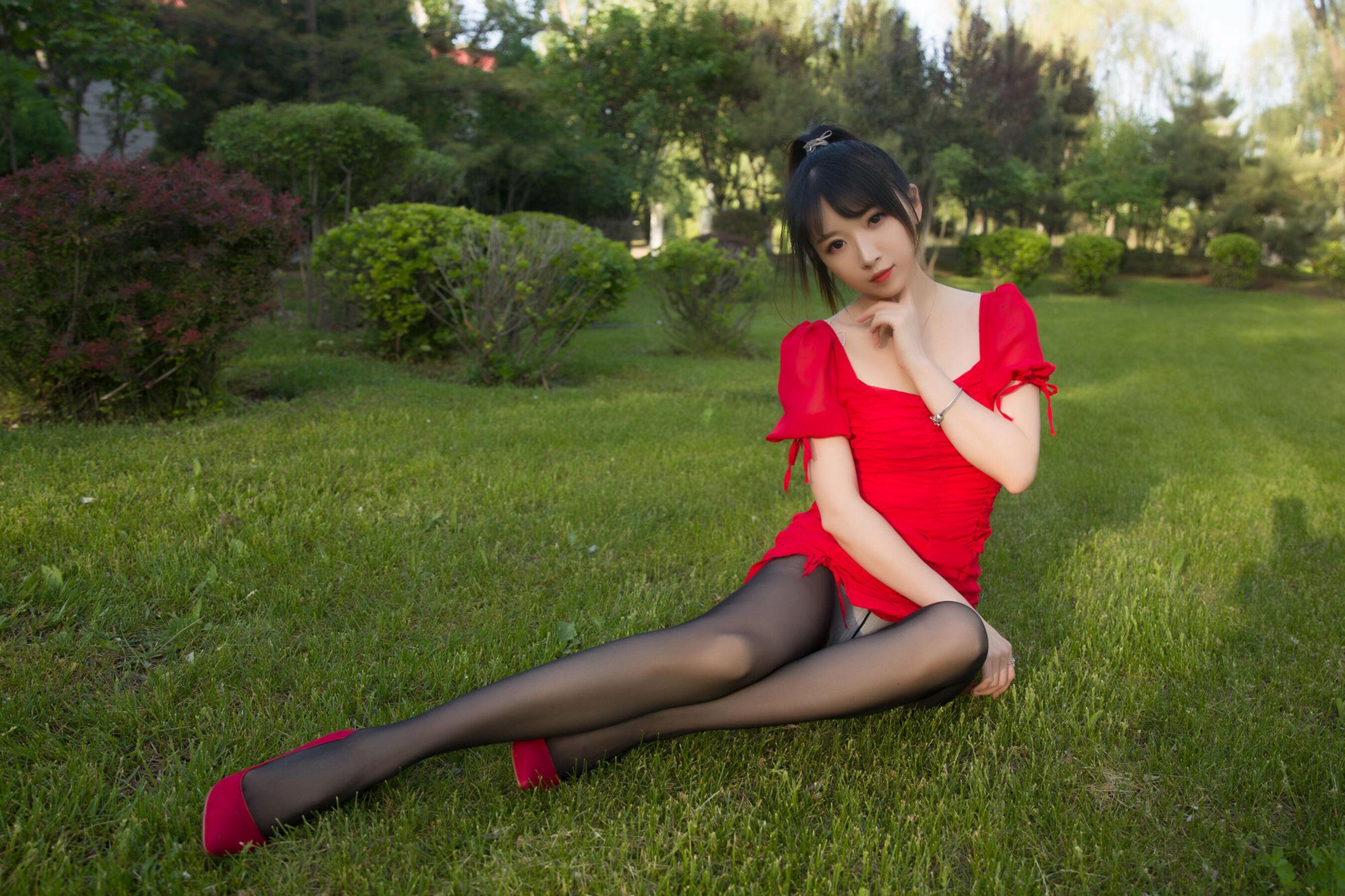 国模套图 小女巫露娜《户外小红裙》(31)