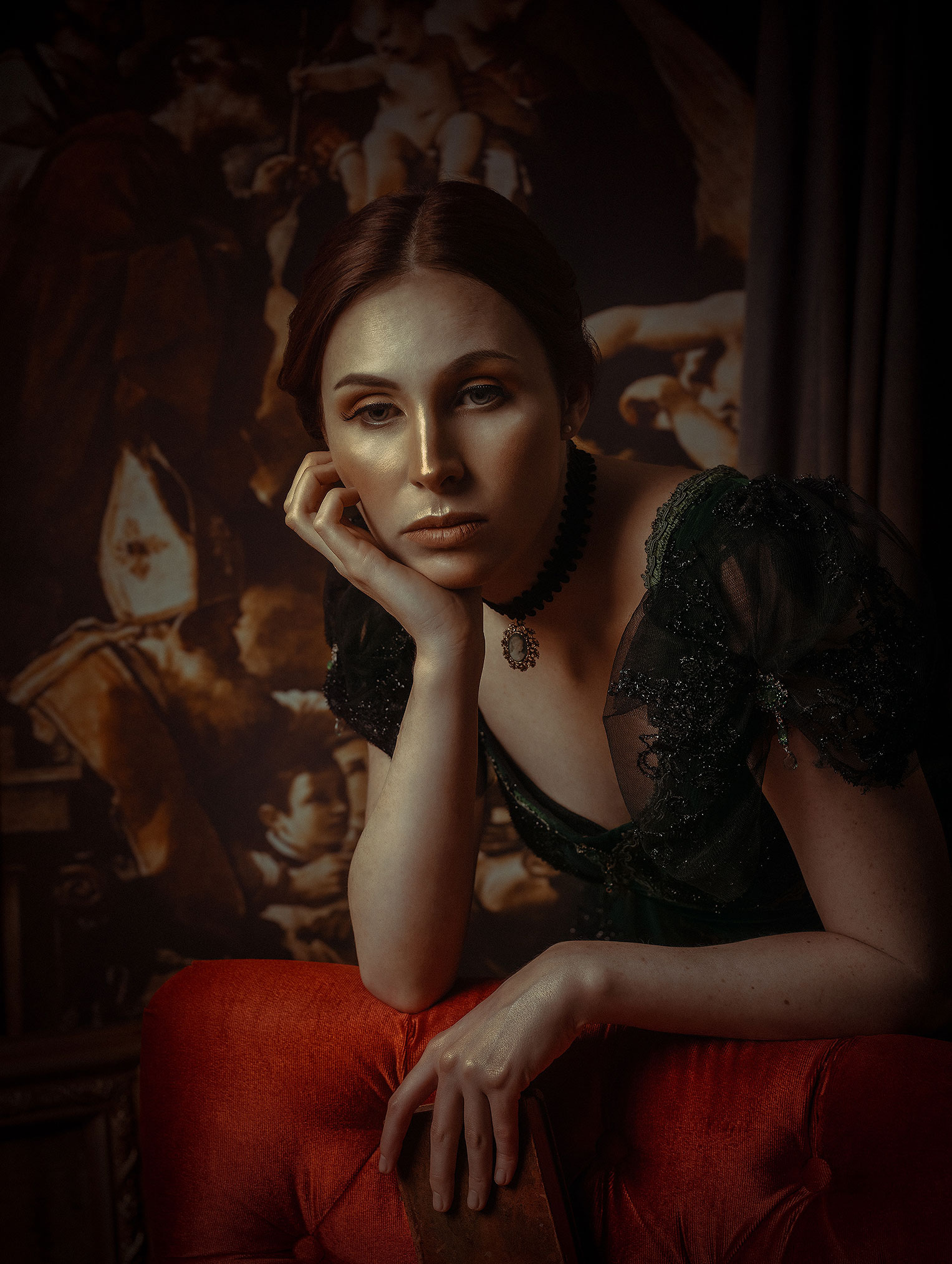 The Lady and the book / Renata Nieto by Rebeca Saray Ренато Нието в окружении книг и картин / фото 06