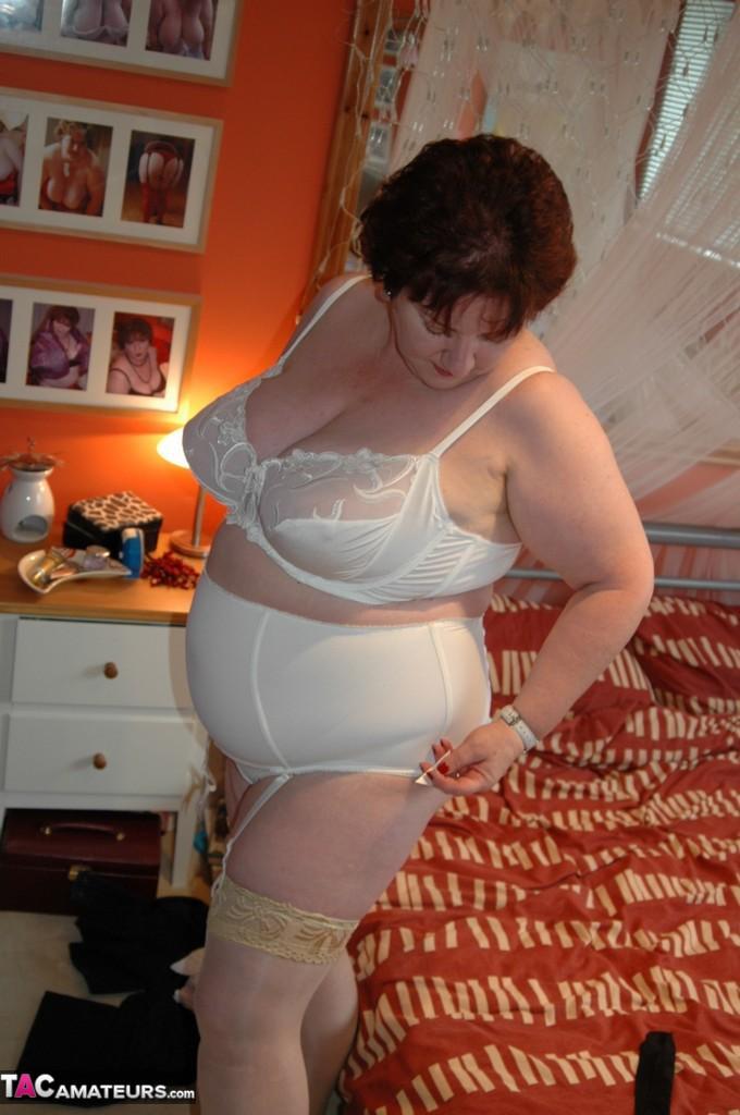 British BBW Chris 44g dons a big hat in her underthings and nylons(10)