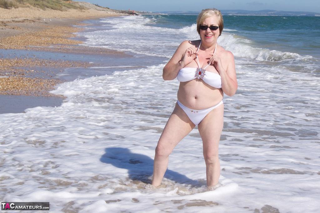 Mature amateur Speedy Bee gets naked in shades on a British beach(7)