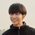 An icon of Rayner. He is smiling and looking off toward the left. His hair is short, with his bangs ending a little above his eyebrows. He is wearing a black zip-up hoodie.