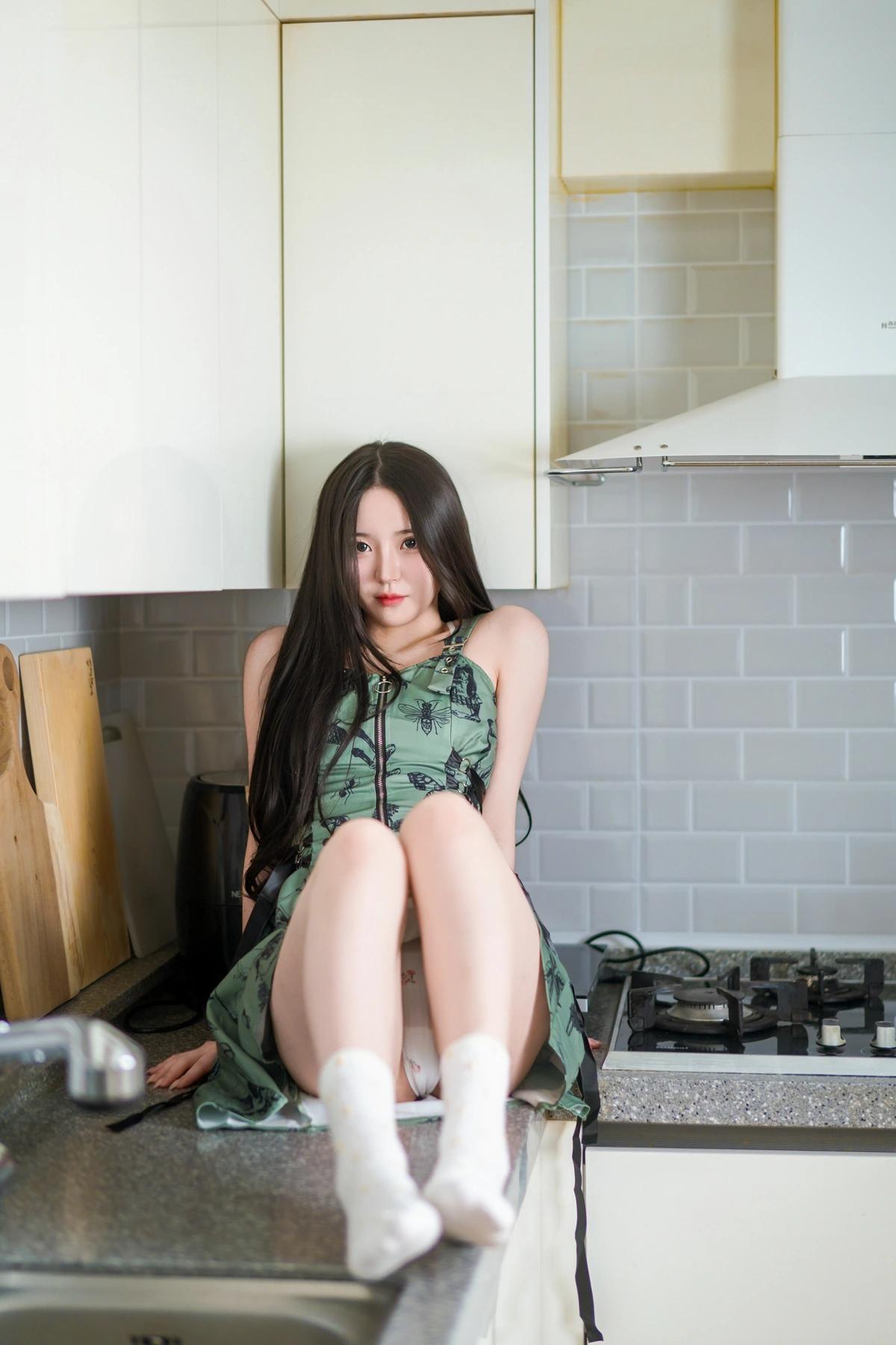 Yeolmu 열무, PhotoBook 「Pose On The Stairs And The Sink」(11)