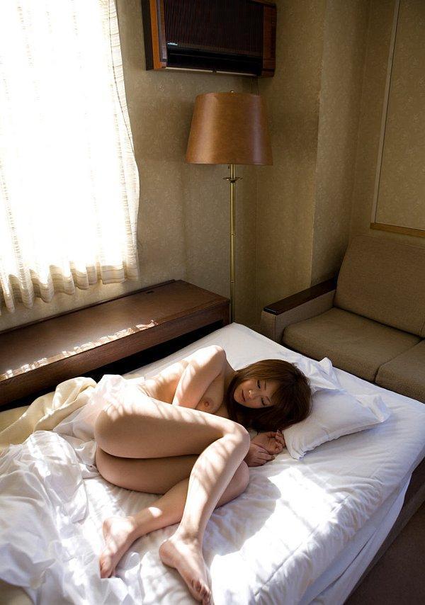 Adorable Japanese teen Minor poses naked on bed in the Winter(14)