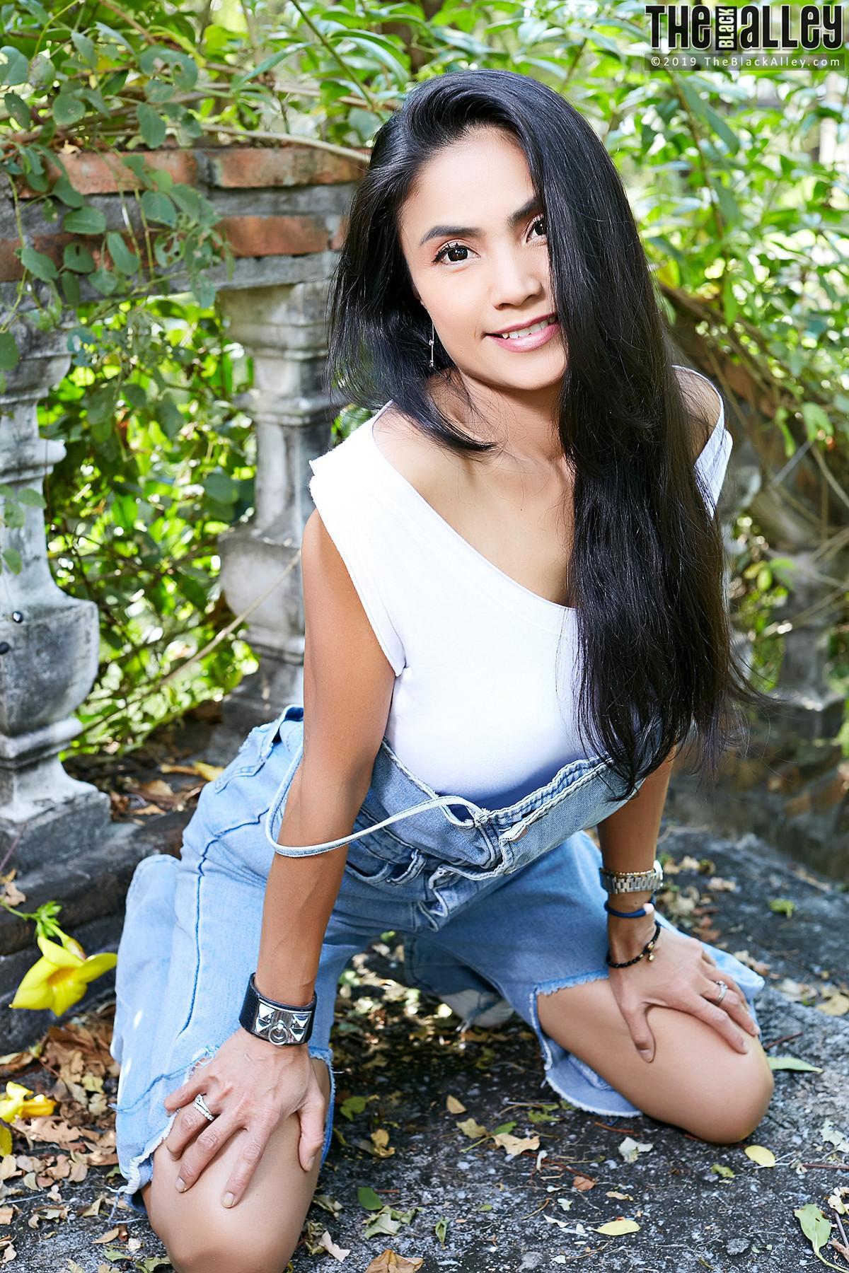 Leah The Black Alley Photobook Set.01(19)
