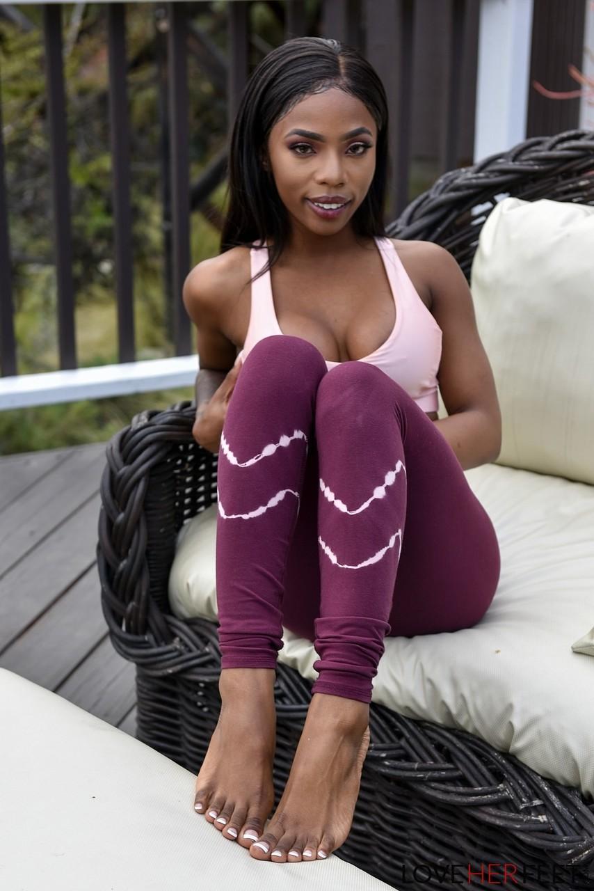 Ebony hottie Sarah Banks looks so amazing in this tight sporty clothes(7)