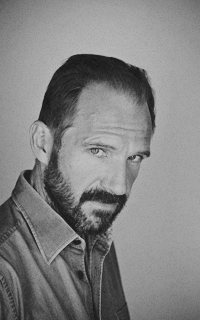 Ralph Fiennes D5BmZgn6_o