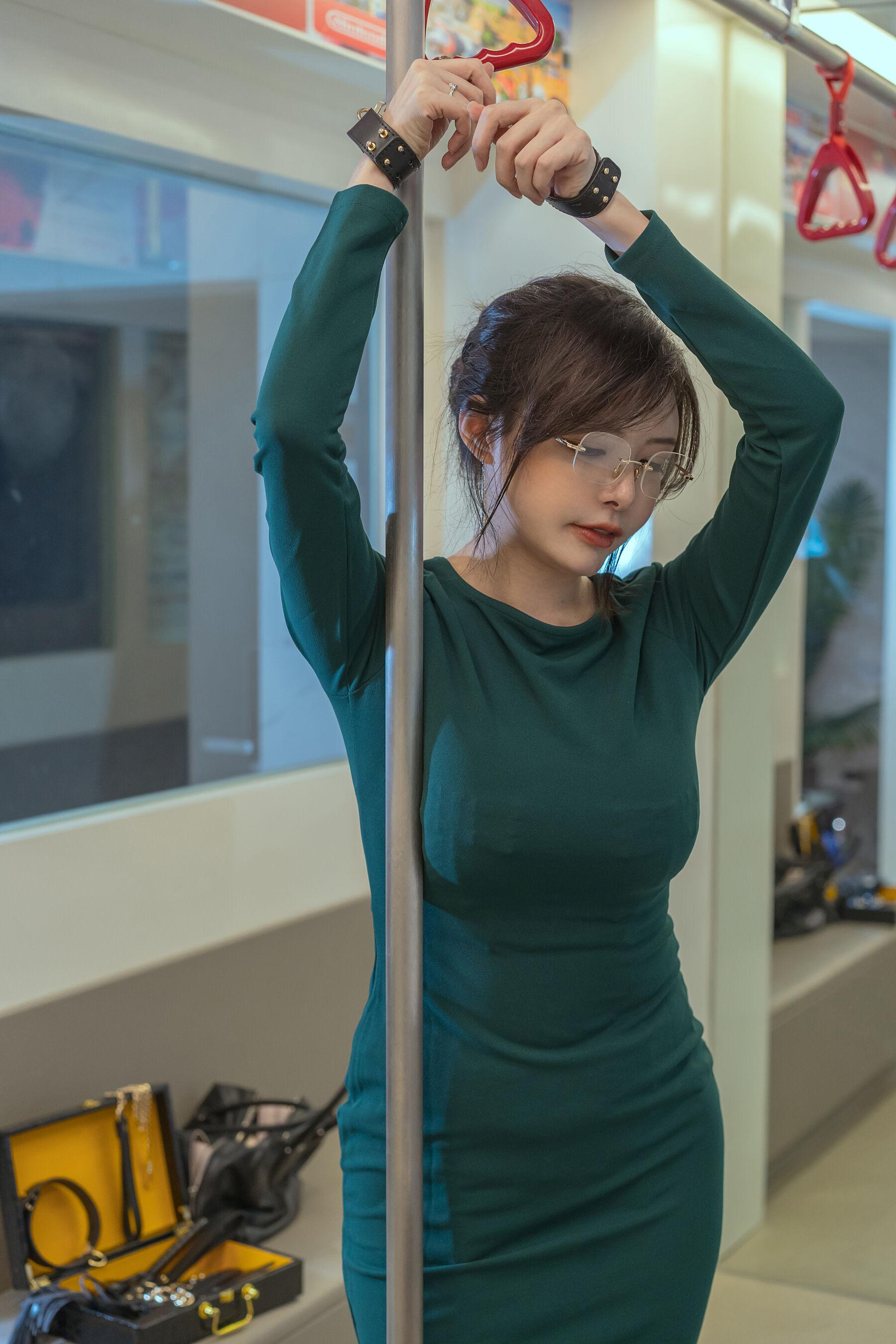 未分类性感写真 秋和柯基x火锅味的奶桃桃《电车》(15)