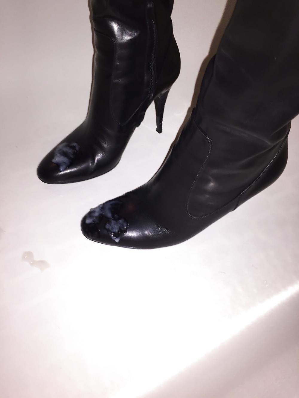 Black burberry rain boots-9677