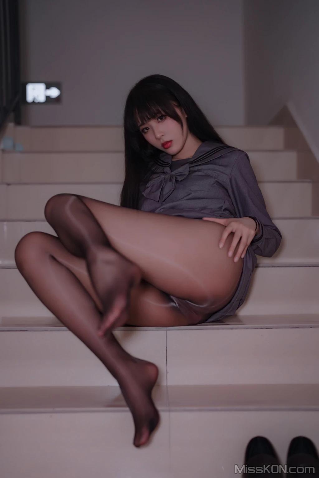 Coser@轩萧学姐: 楼道+车库 (91 photos)(42)