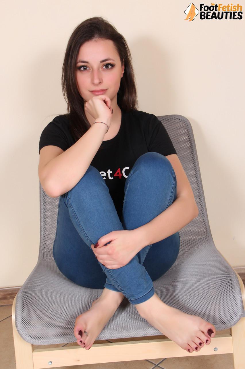 Brunette solo girl Ilaria shows her bare feet while modeling non nude in jeans(7)