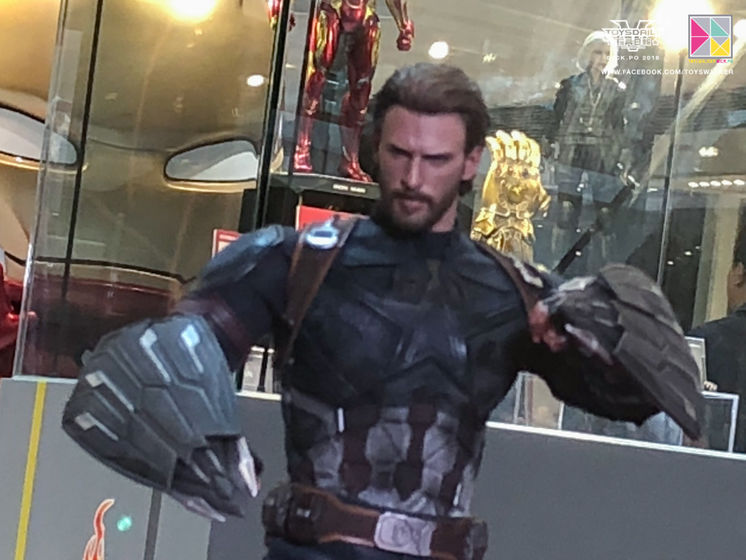 Exhibition Hot Toys : Avengers - Infinity Wars  DSHdEMOU_o