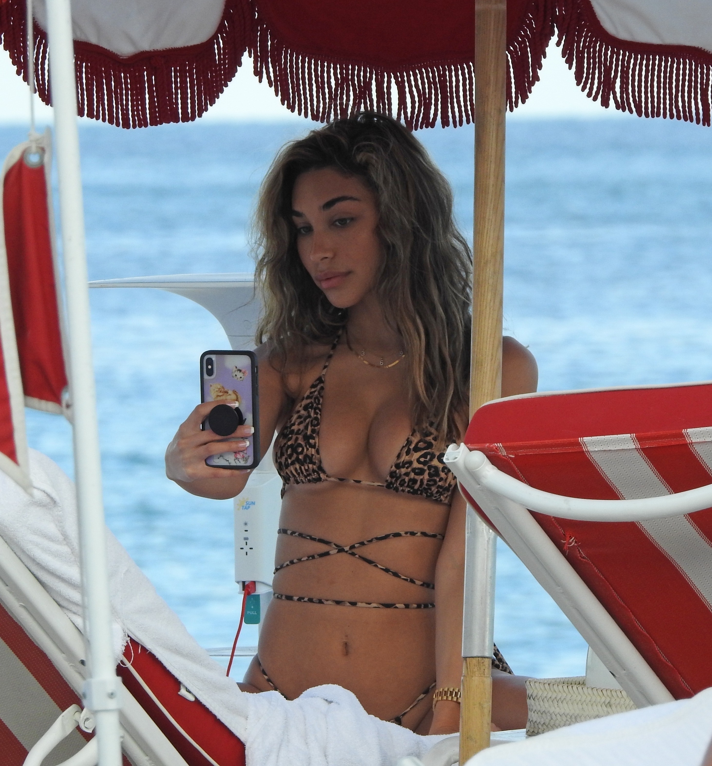 Шантель Джеффрис (Chantel Jeffries) на пляже в Майами-Бич (04.12.2019) .