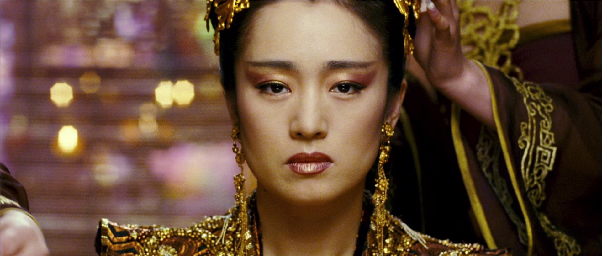 Проклятое золото слушать. Чжан Имоу проклятие золотого цветка. Гун ли актриса. Проклятие золотого цветка 2006.