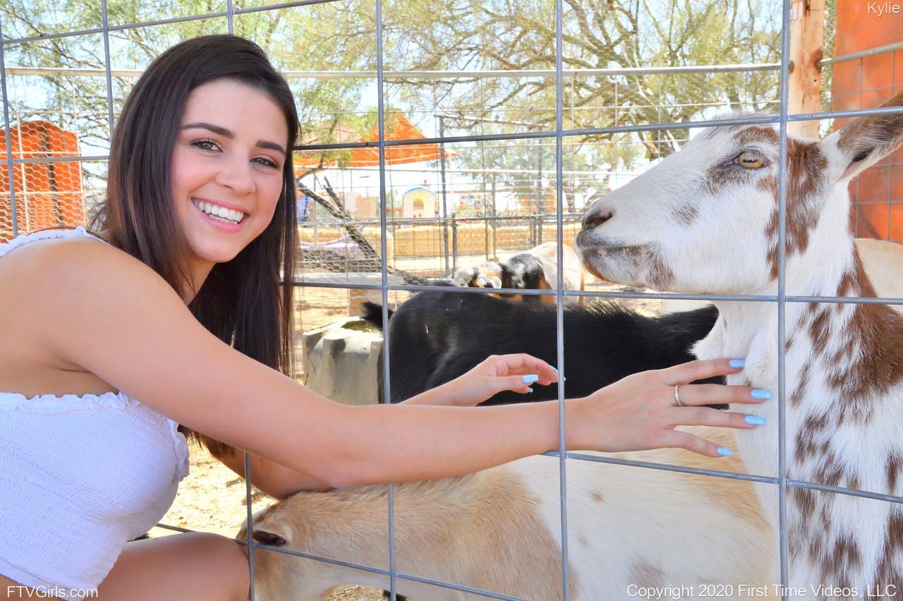 Smiley amateur babe Kylie poses in her denim shorts & white shirt at the zoo(9)