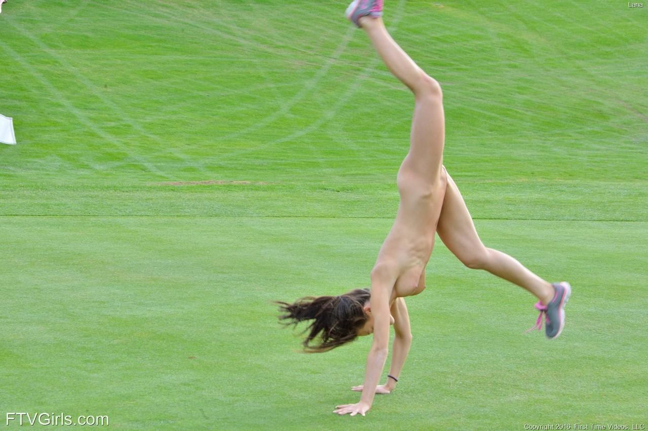 Fit chick strips off sports workout clothes to model naked on golf course(12)