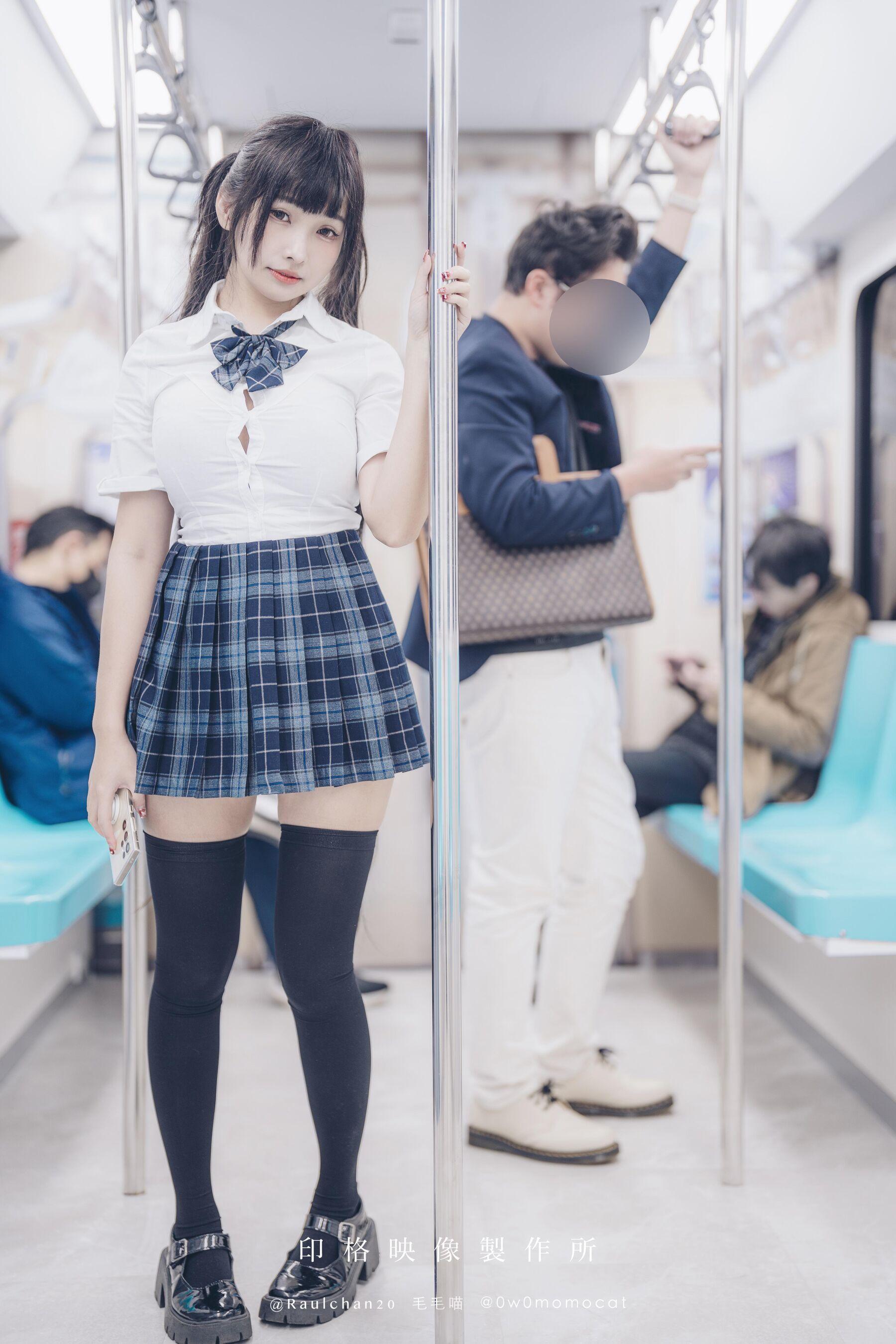 国模套图 慕慕Momo《🚄 电车通学少女 🆘》(5)
