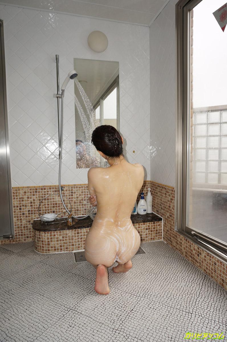 Asian sweetie Marina Matsumoto drops her towel and flaunts her hairy muff(8)