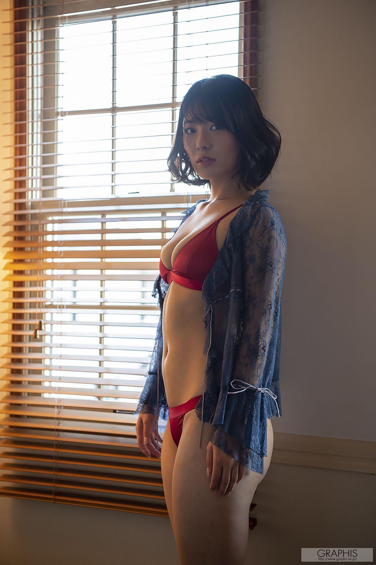 Hinata Koizumi 小泉ひなた(小泉日向) [Graphis] First Gravure 写真集(60)