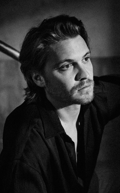 Luke Grimes NoZZLlnz_o