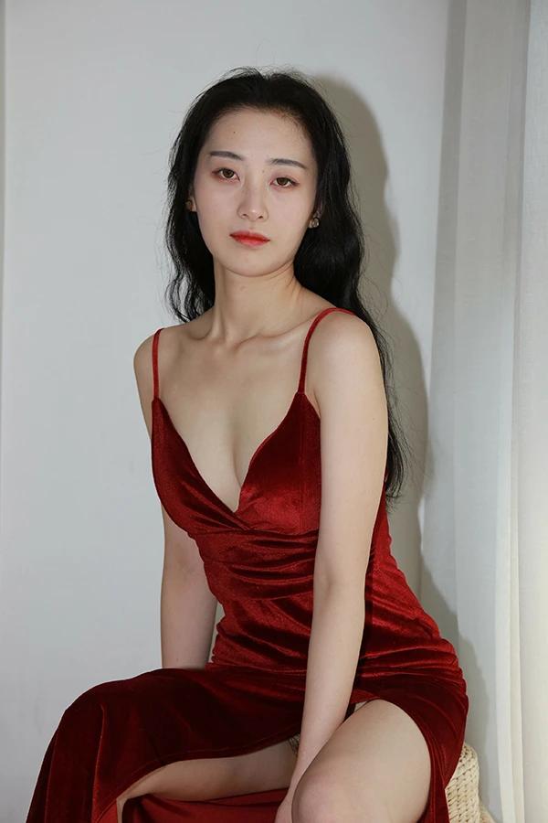 红色吊带长裙美女曼冰私拍无圣光图集(2)