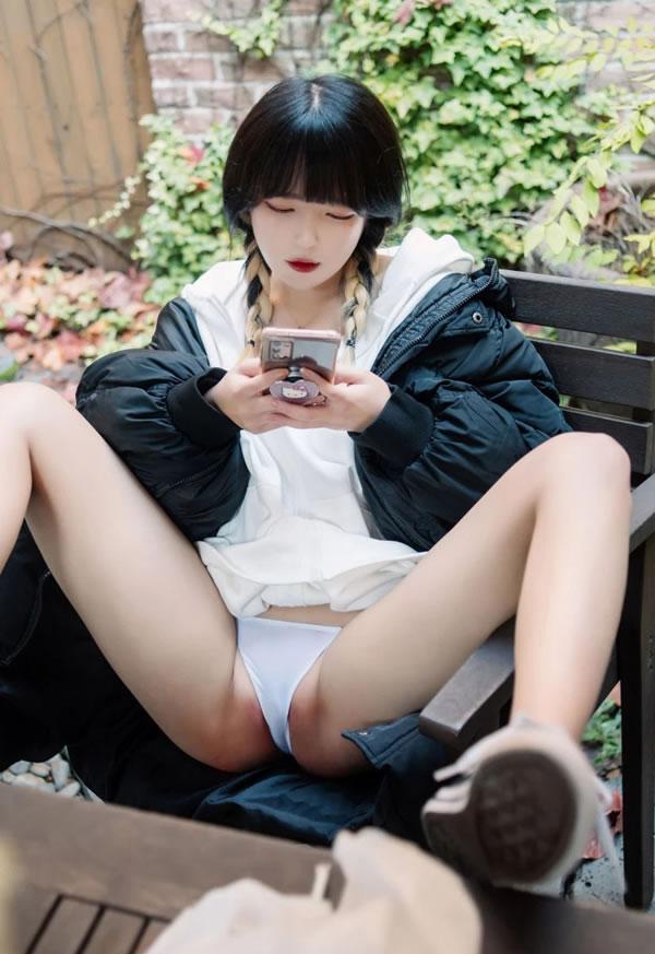 双麻花女生Aram真空羽绒服户外诱惑写真(12)