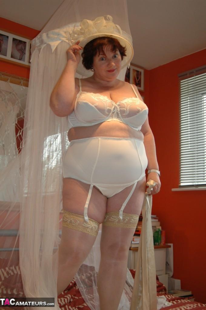 British BBW Chris 44g dons a big hat in her underthings and nylons(20)