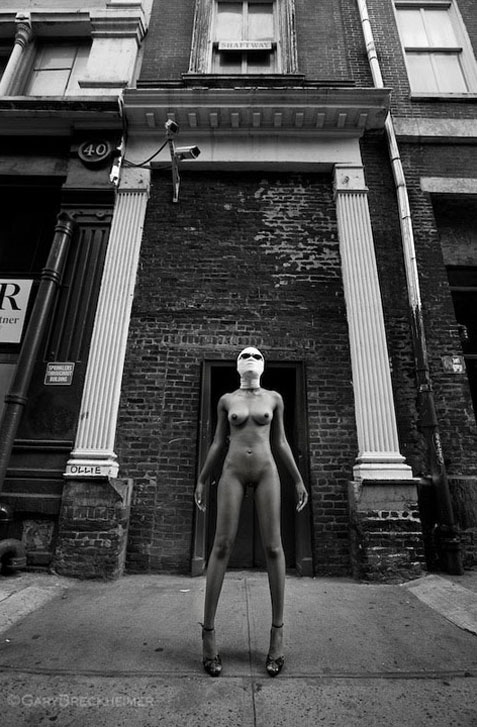 голые девушки на улицах мировых столиц / Naked City by Gary Breckheimer.