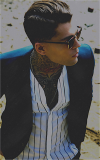 Stephen James Z19XpdXL_o