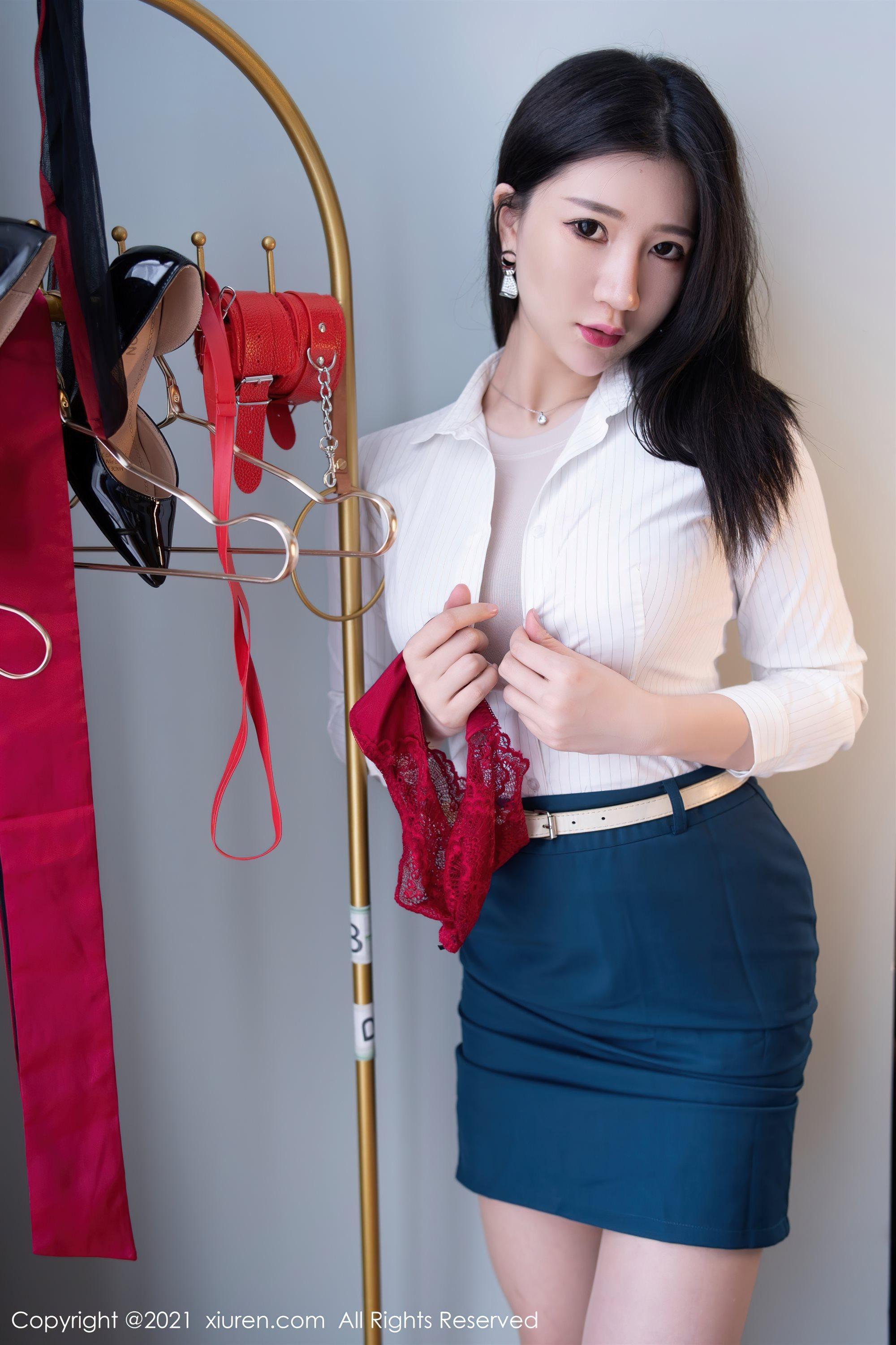 [XiuRen秀人网]No.4022 模特顾乔楠Cora私房半脱露性感内衣配超薄肉丝撩人诱惑写真(10)