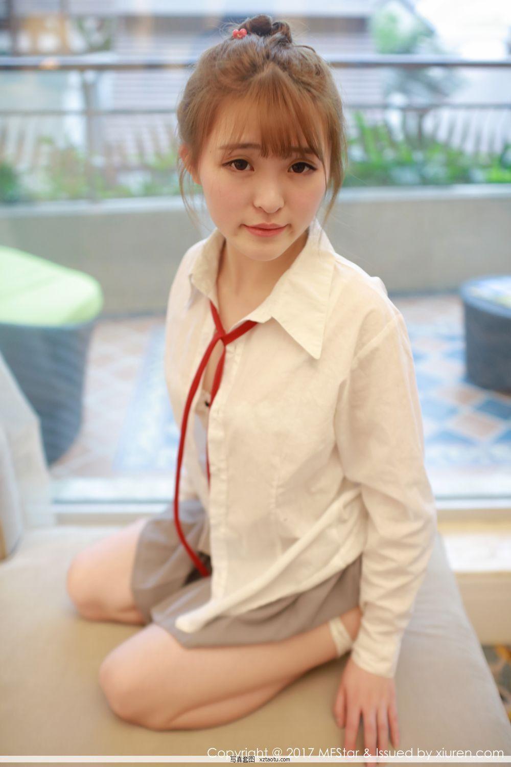 萝莉美女伊小七 学生装短裙系列图片(27)