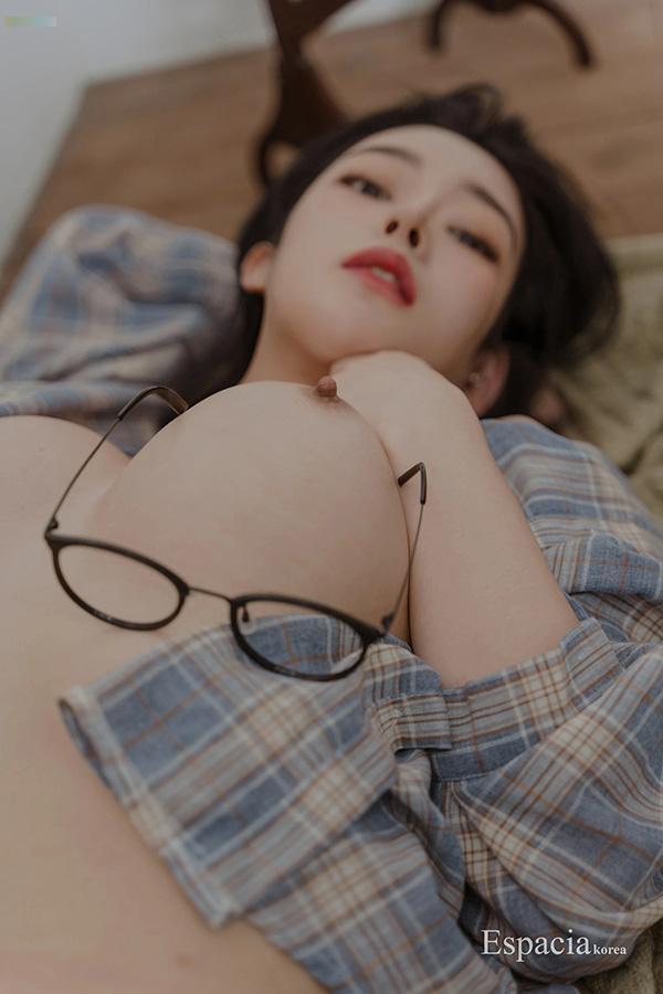 格仔宽松衬衫美女Rahee居家美乳露出来福利(20)