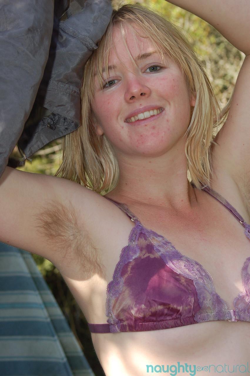 Blonde stunner Ana displays her unshaved armpits and hairy pussy outdoors(4)